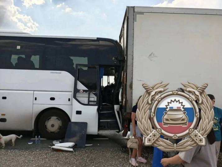 Под Саратовом автобус с пассажирами въехал в грузовик Под Саратовом автобус с пассажирами въехал в грузовик