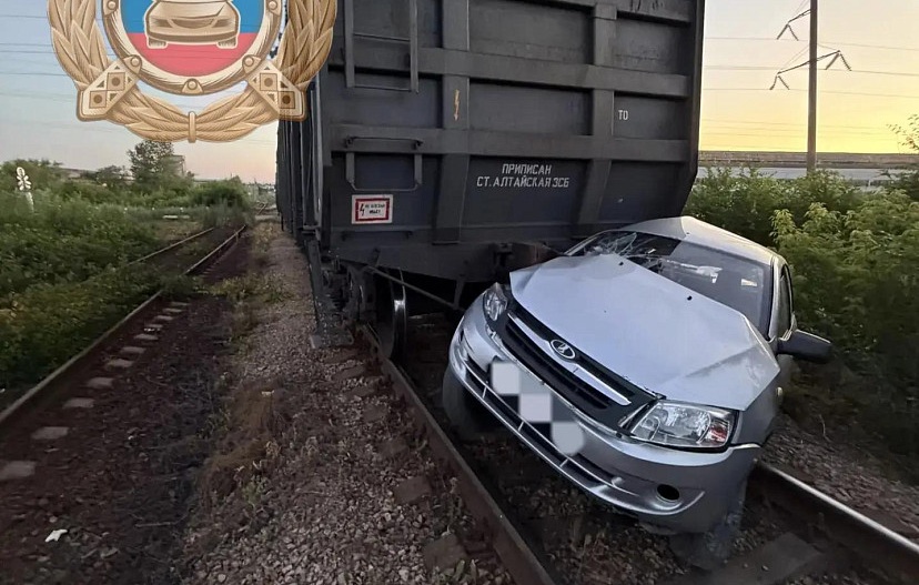 Под Саратовом вагон протаранил выехавшую на пути легковушку