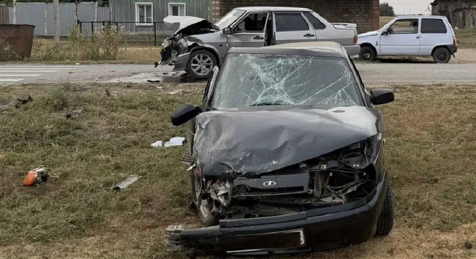В саратовском селе разбились в аварии водители «двенадцатой» и «пятнадцатой» В саратовском селе разбились в аварии водители «двенадцатой» и «пятнадцатой»