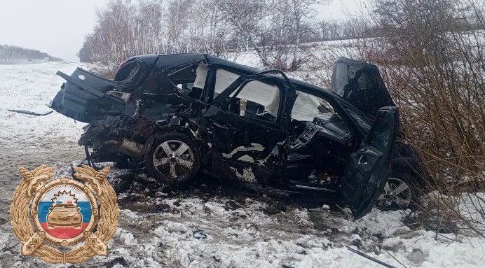 Иномарка опрокинулась на заснеженной трассе у саратовского села: трое в больнице