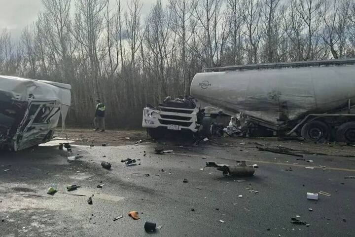 На саратовской трассе произошло лобовое столкновение двух фур На саратовской трассе произошло лобовое столкновение двух фур