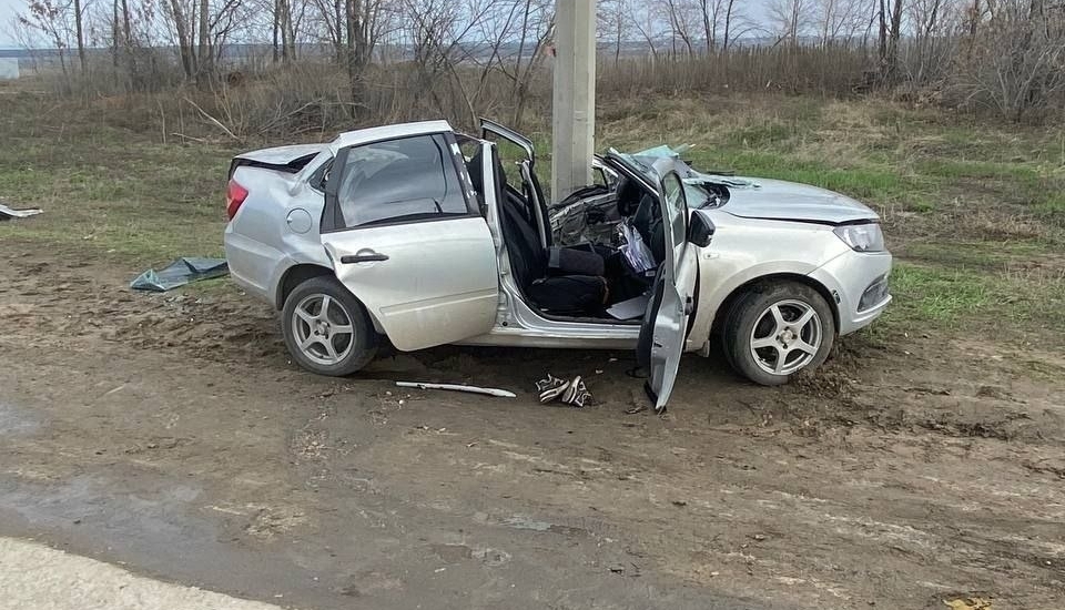 В Саратове водитель «Гранты» разбился насмерть после столкновения со столбом