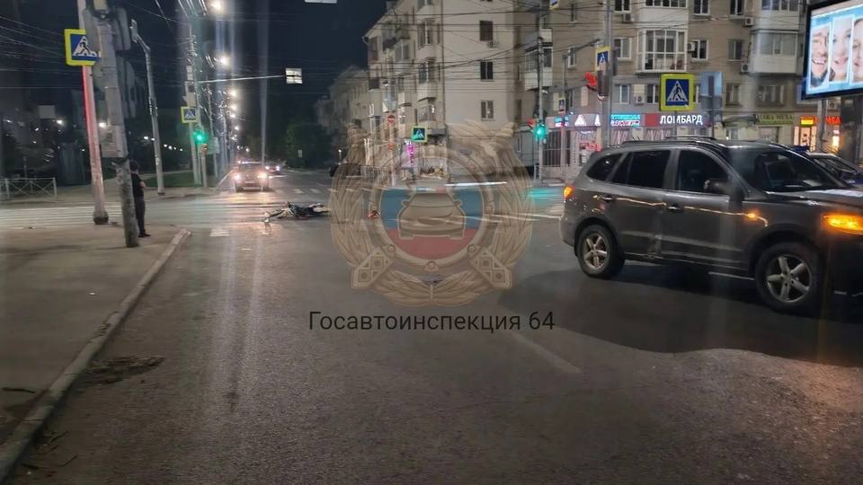 В Саратове около ТЮЗа подросток на питбайке ночью пострадал в аварии с Hyundai В Саратове около ТЮЗа подросток на питбайке ночью пострадал в аварии с Hyundai