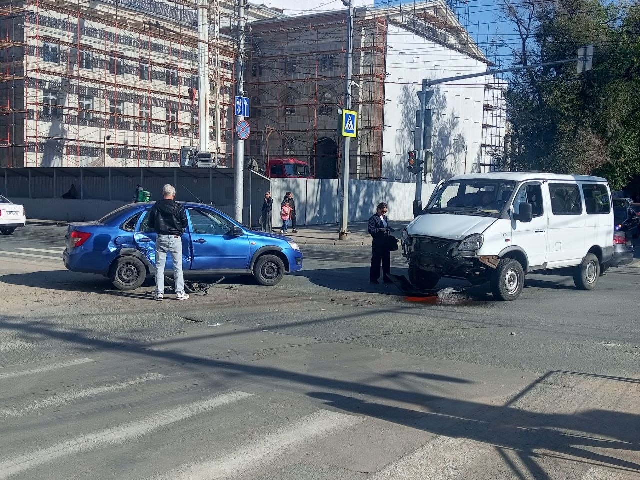 В Саратове столкнувшиеся «Газель» и «Лада» перегородили проезд по улице Горького