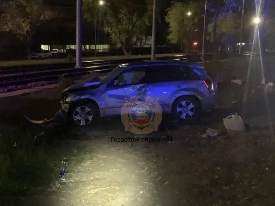 В Саратове в перевернувшемся Suzuki Grand Vitara погибла пассажирка В Саратове в перевернувшемся Suzuki Grand Vitara погибла пассажирка