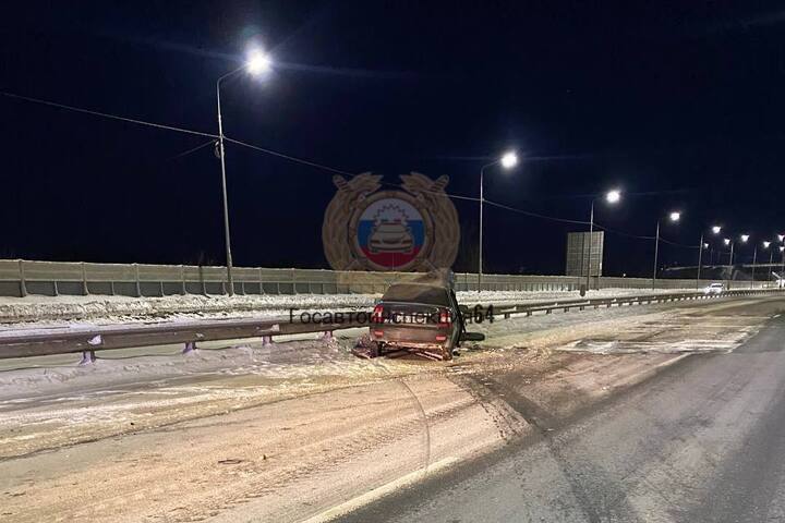 В Саратове три человека пострадали при столкновении «Приоры» с фурой MAN