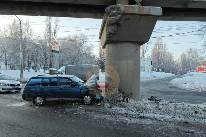 В Саратове пожилой водитель на «одиннадцатой» влетел в опору моста