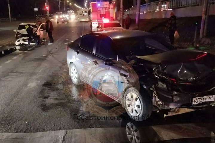 В Саратове на проспекте 50 лет Октября в аварии получили травмы два водителя В Саратове на проспекте 50 лет Октября в аварии получили травмы два водителя