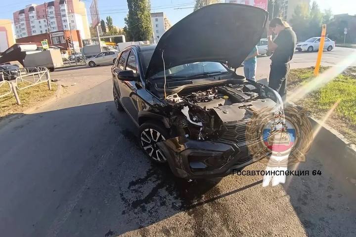 Пассажирка получила травмы при столкновении Renault и Lada Vesta в Саратове