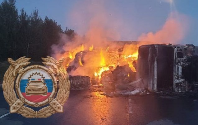 Под Саратовом после столкновения загорелись фура и Mazda, погиб водитель легковушки