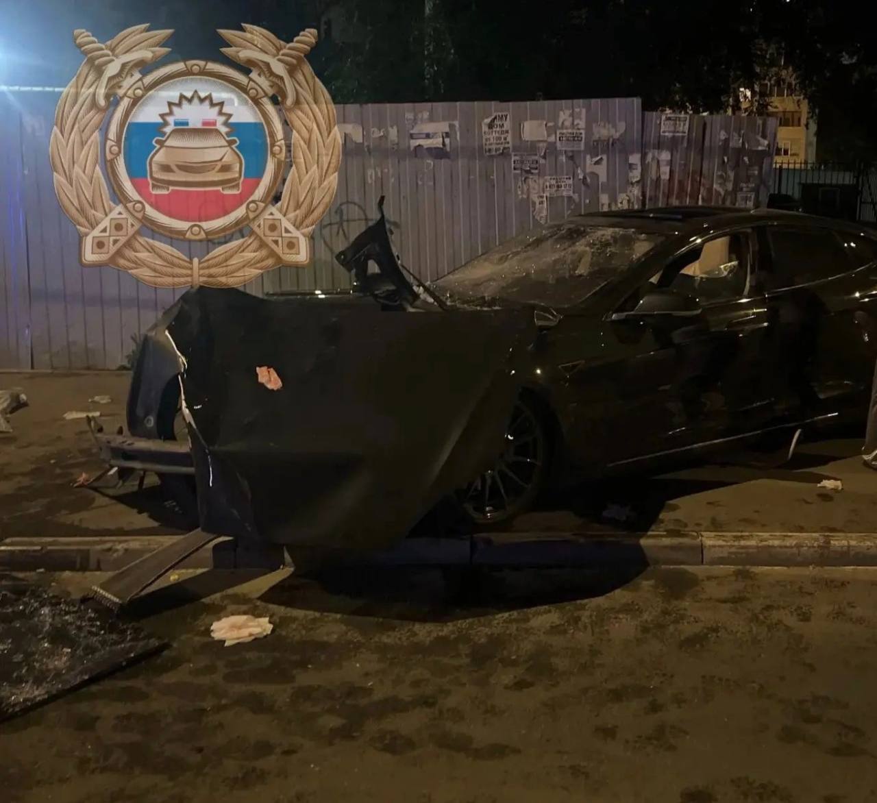 В Энгельсе электромобиль Tesla на скорости врезался в опору ЛЭП: погиб пассажир
