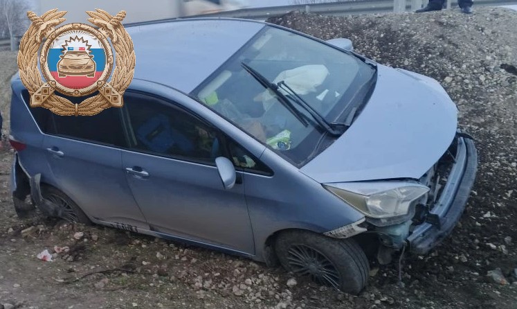 Иномарка вылетела в кювет под Саратовом: двое госпитализированы