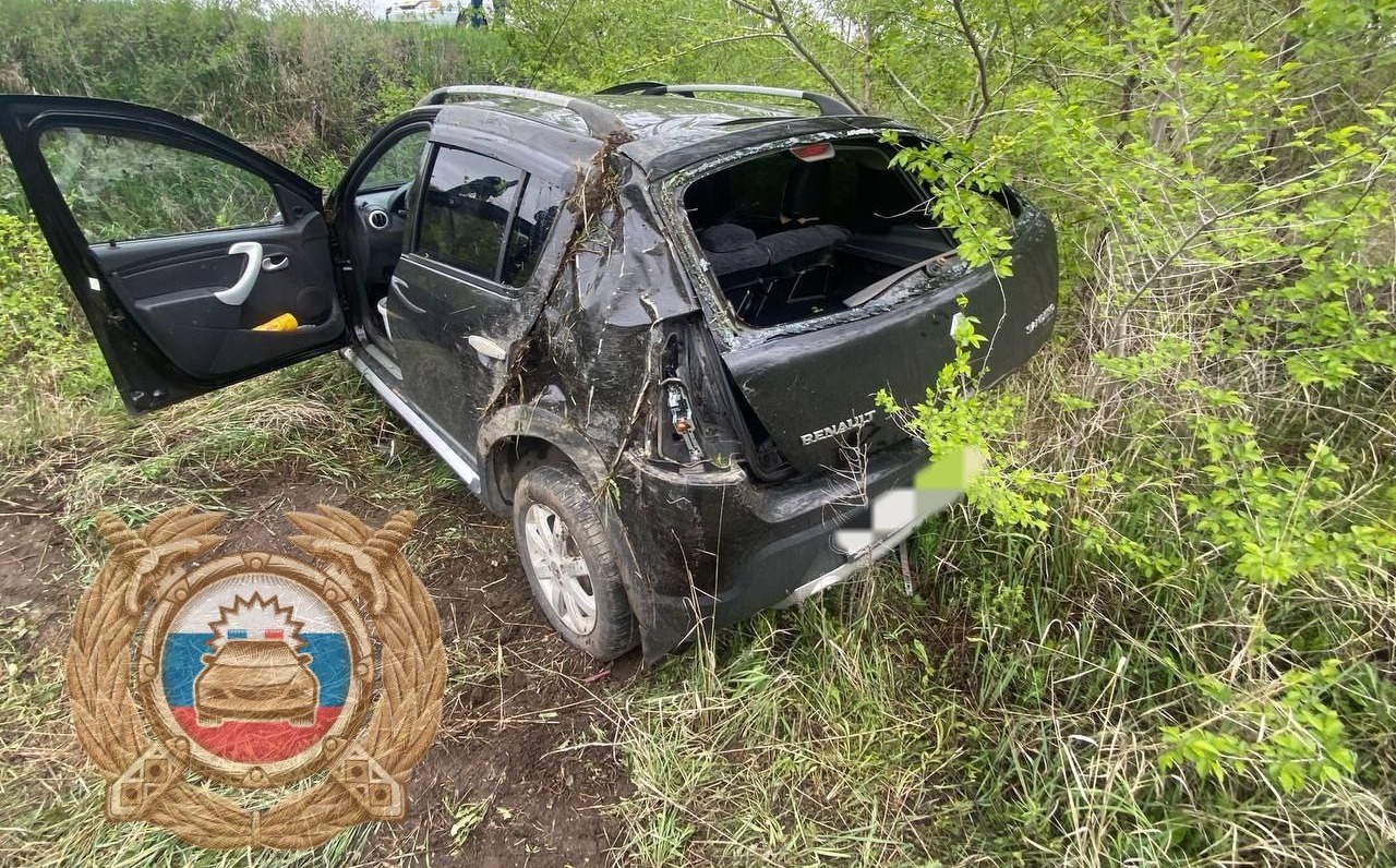 У саратовского села столкнулись Renault и «восьмерка», пострадали два человека