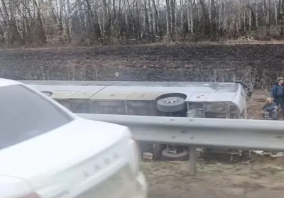 Автобус с детьми опрокинулся на саратовской трассе: один человек погиб и десять пострадали