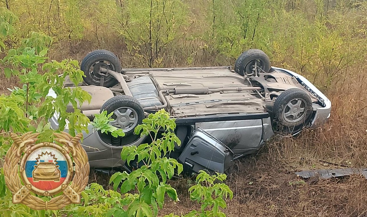Под Саратовом 19-летняя девушка на «Приоре» опрокинулась в кювет Под Саратовом 19-летняя девушка на «Приоре» опрокинулась в кювет