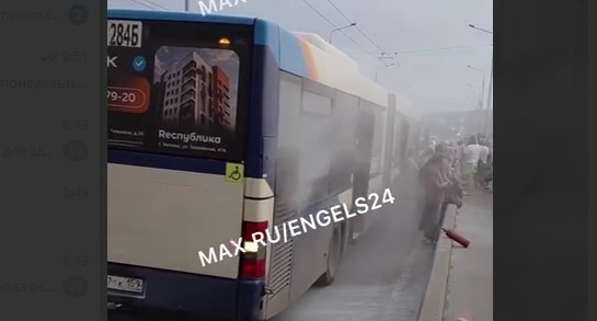 Автобус с пассажирами загорелся на мосту Саратов-Энгельс