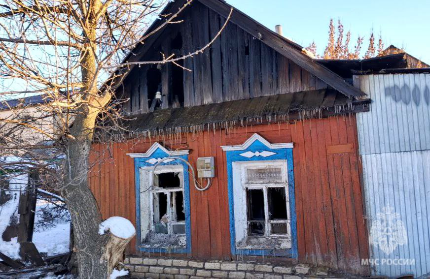 Ночью сгорел частный дом в саратовском райцентре