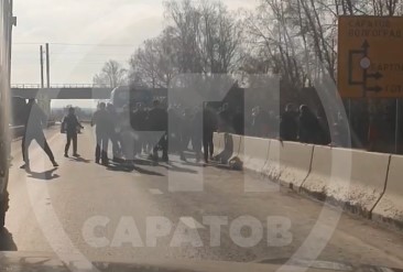 Более 30 футбольных фанатов подрались на трассе на въезде в Саратов Более 30 футбольных фанатов подрались на трассе на въезде в Саратов