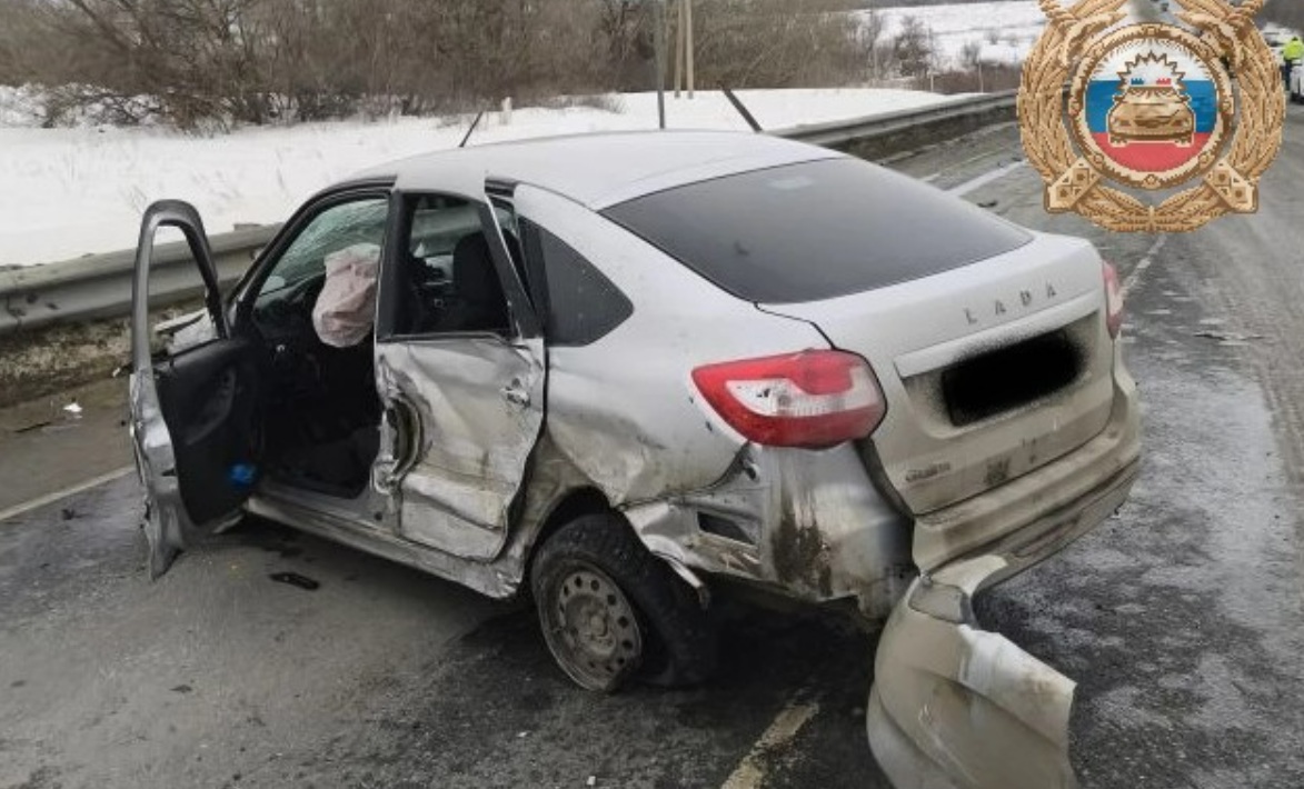 Две легковушки не смогли разъехаться на саратовской трассе