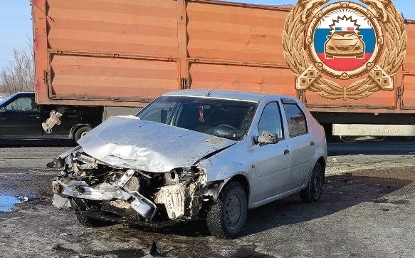 Водитель Renault пострадал в ДТП с грузовиком у саратовского села