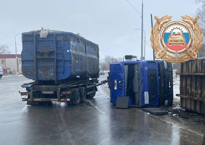 За один день на саратовской трассе опрокинулись две фуры