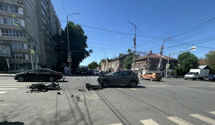 В центре Саратова мотоциклист разбился в ДТП с иномаркой В центре Саратова мотоциклист разбился в ДТП с иномаркой