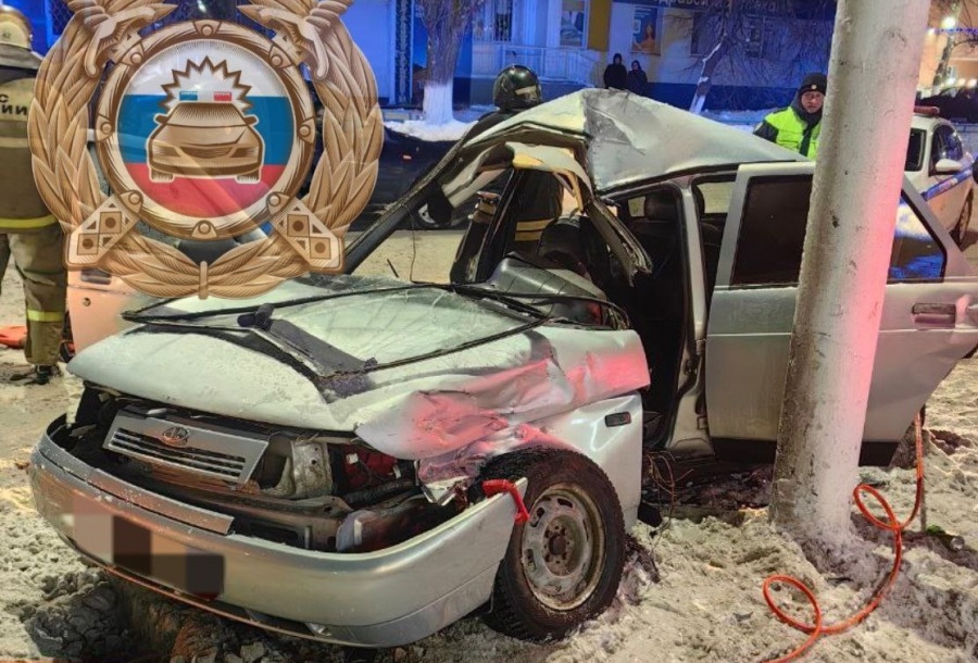 В Калининске водитель «десятки» протаранил столб и умер на следующий день
