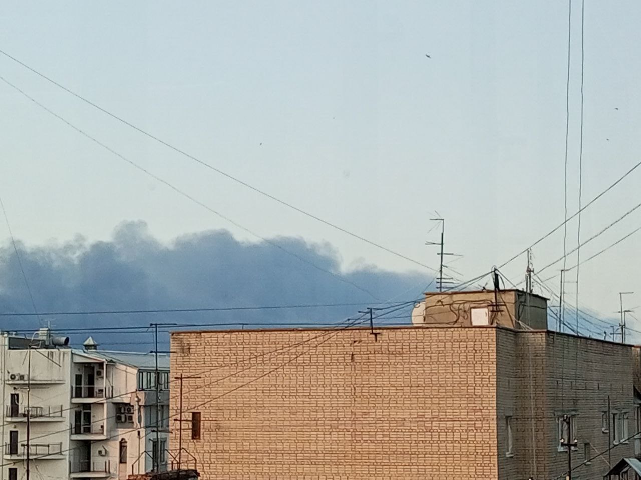 После атаки БПЛА в Энгельсе горит промышленное предприятие