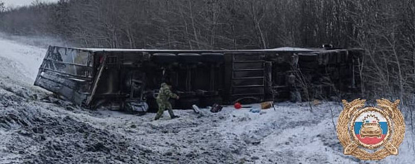 Под Саратовом опрокинулась фура, водитель госпитализирован