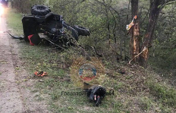 В саратовском дачном поселке водитель на квадроцикле влетел в дерево и погиб