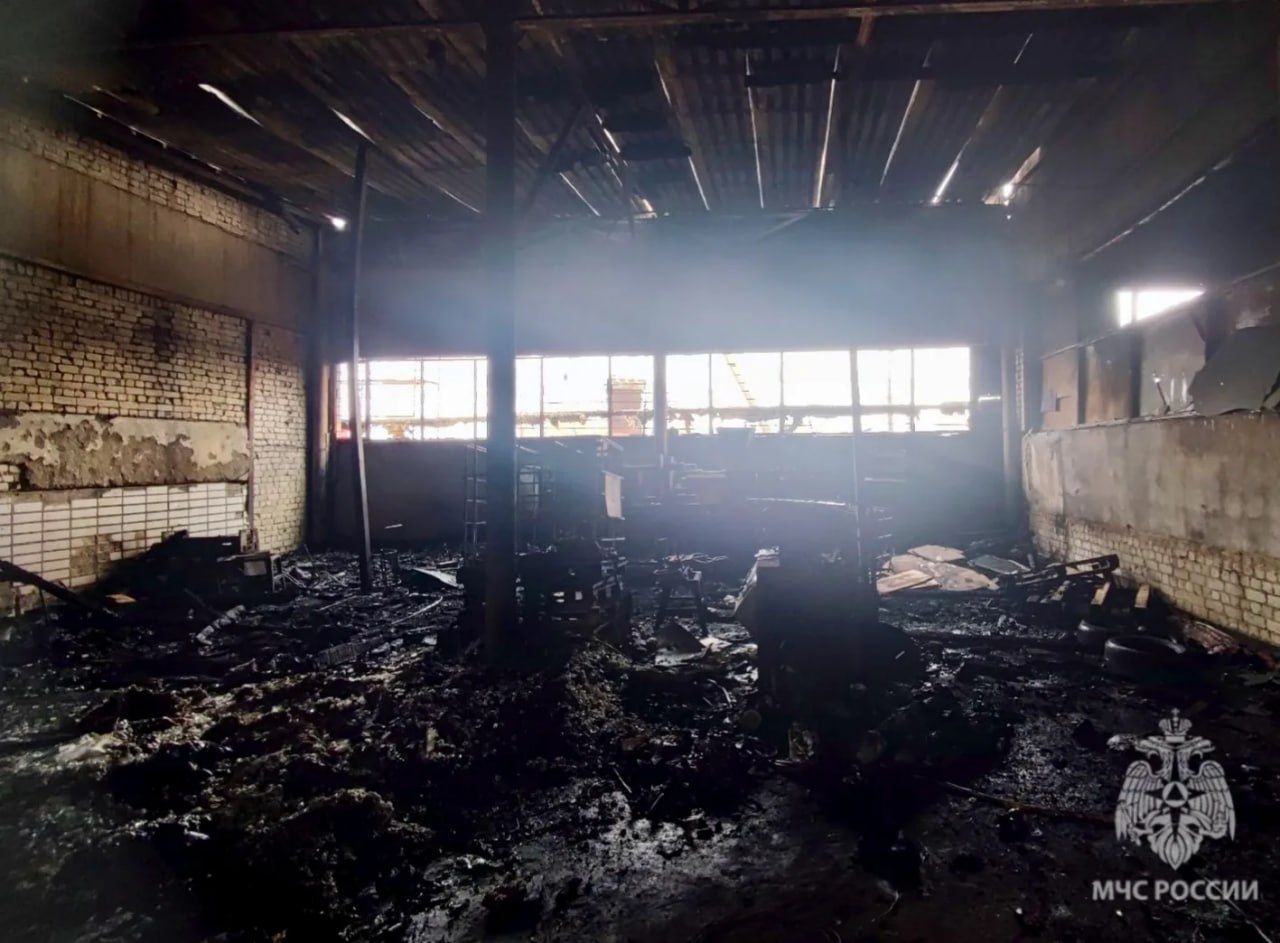 Жителя Саратова госпитализировали с отравлением после пожара в ангаре Жителя Саратова госпитализировали с отравлением после пожара в ангаре