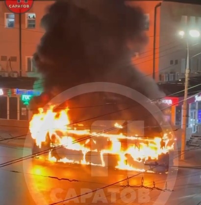 В Саратове у вокзала дотла сгорел троллейбус В Саратове у вокзала дотла сгорел троллейбус