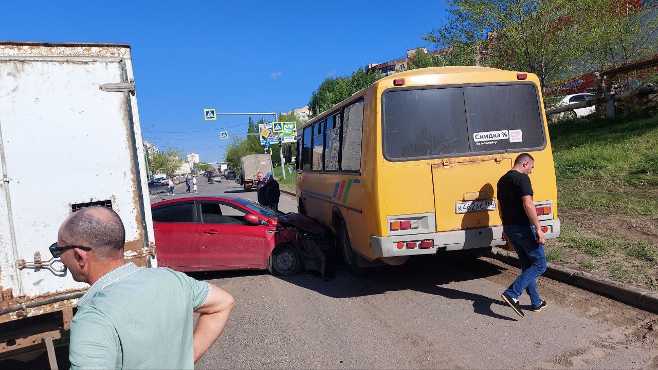 В Саратове в массовой аварии столкнулись 2 иномарки, автобус, "Газель" и бетономешалка