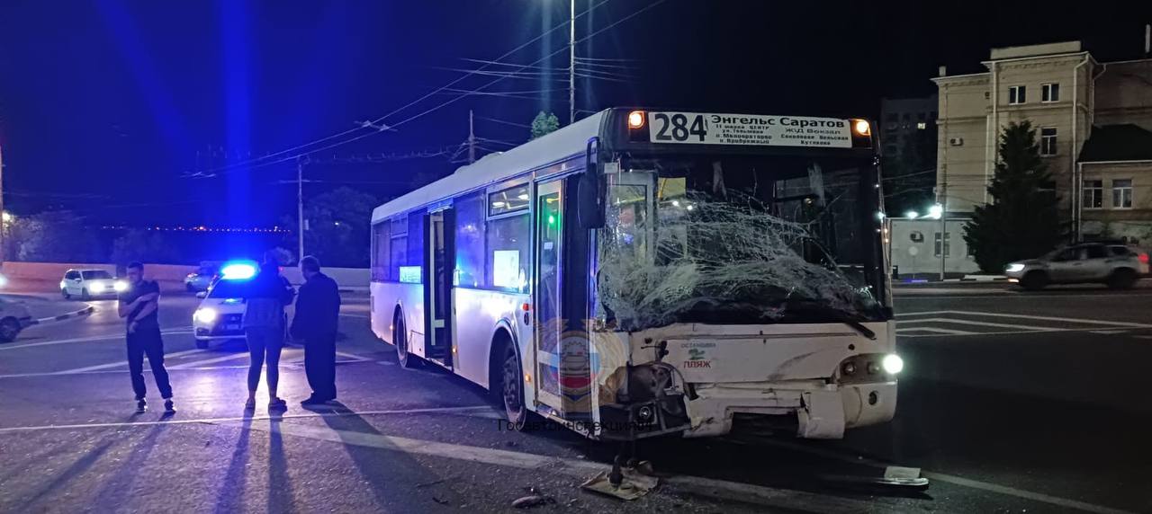 В Саратове в аварии пострадали пассажиры автобуса