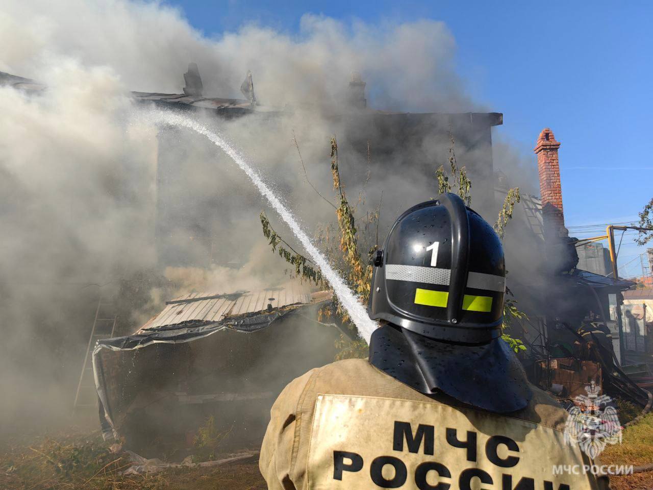 В Саратовской области сгорели бани, комбайн и расселенный дом В Саратовской области сгорели бани, комбайн и расселенный дом