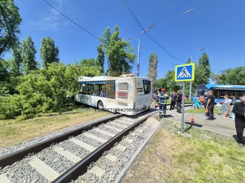 В Саратове автобус 18А врезался в дерево, есть пострадавшие