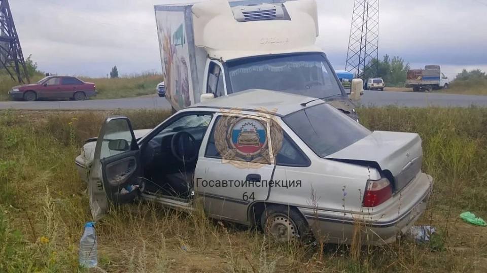 В Саратове двое мужчин попали в больницу после столкновения легковушки и «ГАЗели»