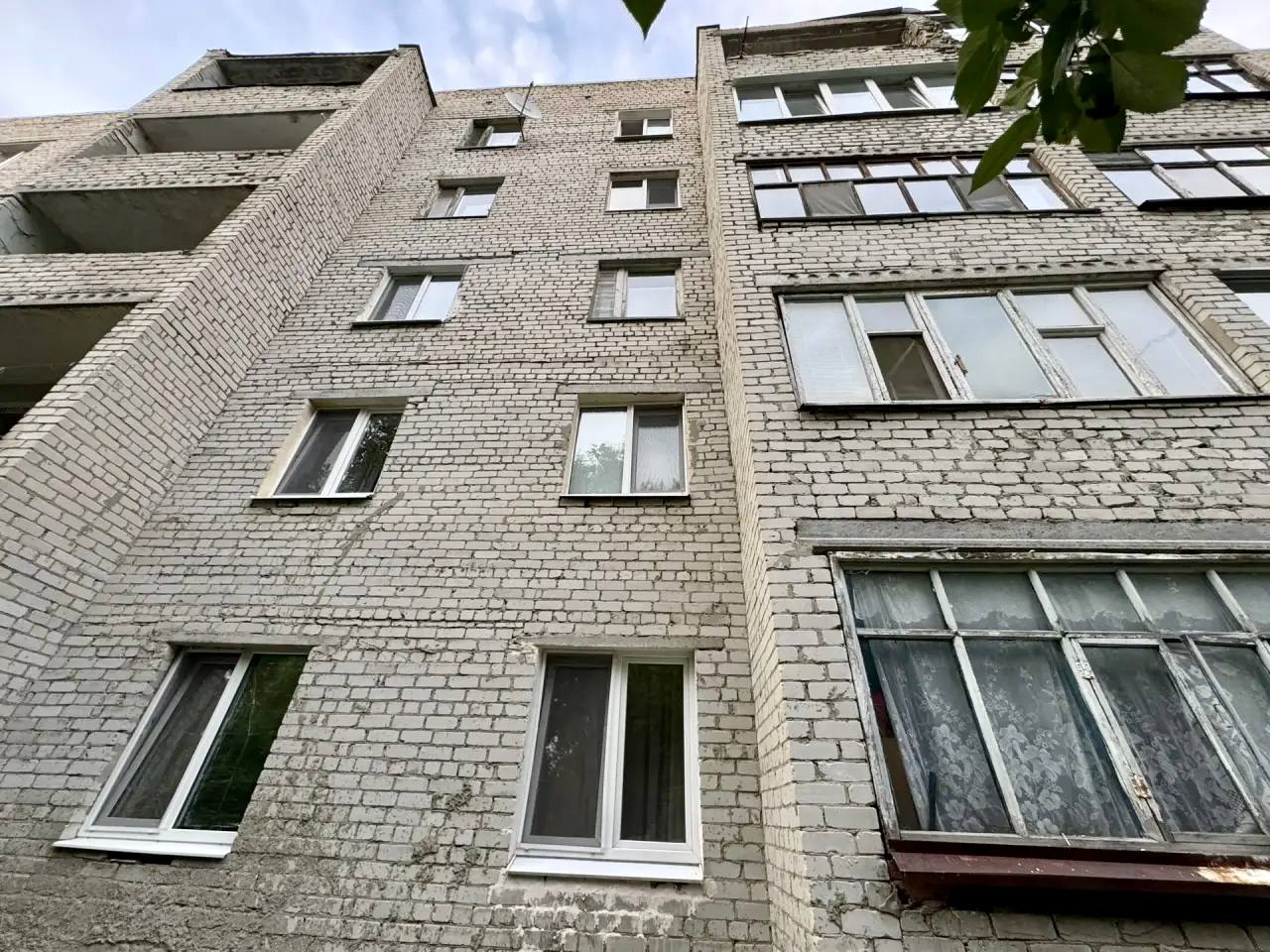 В Саратовской области 2-летний ребенок выжил после падения с пятого этажа В Саратовской области 2-летний ребенок выжил после падения с пятого этажа