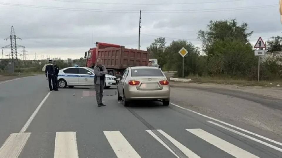Под Саратовом водитель на Hyundai насмерть сбил женщину Под Саратовом водитель на Hyundai насмерть сбил женщину