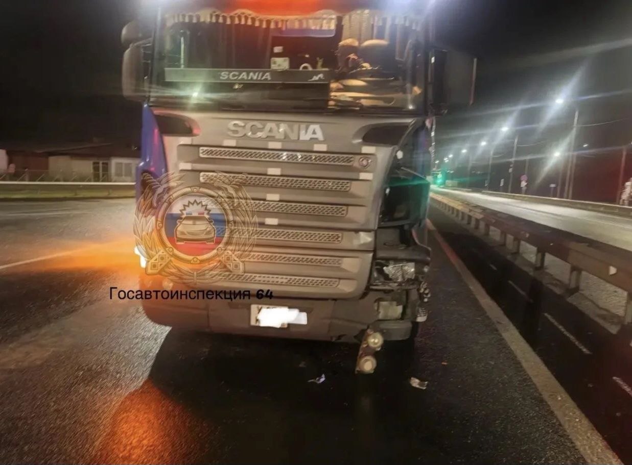На окраине Саратова фура SCANIA насмерть сбила пешехода