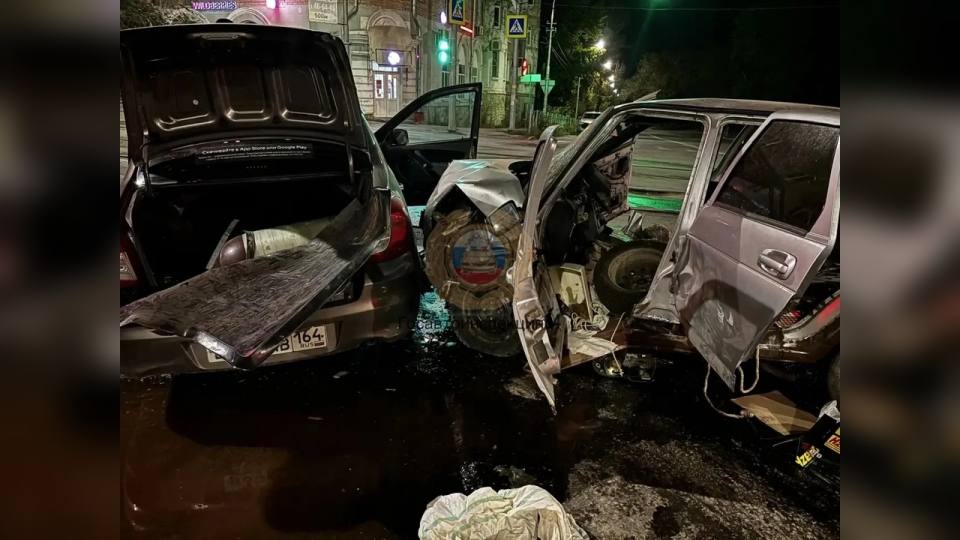 В Заводском районе Саратова ночью в аварии разбились три человека
