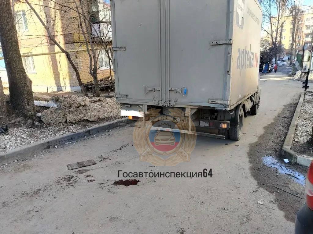 В Саратове грузовик насмерть сбил 74-летнего пенсионера: разыскиваются очевидцы ДТП