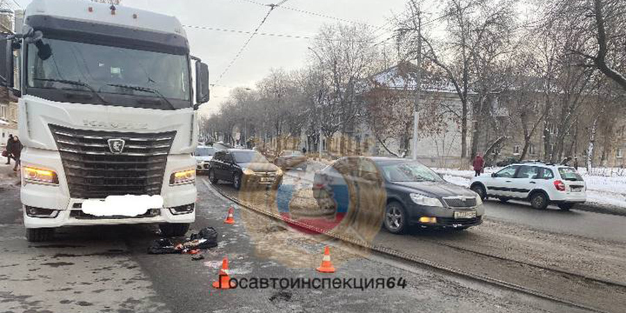 Полицейские ищут очевидцев смертельного наезда «КамАЗа» на пенсионерку в Заводском районе Саратова