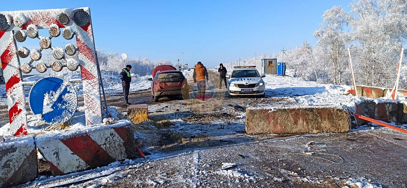 На окраине Саратова «Тойота» влетела в бетонный блок: двое пассажиров травмировались