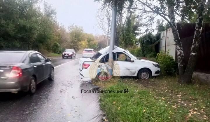 Молодой водитель «Гранты» протаранил столб в Волжском районе Саратова
