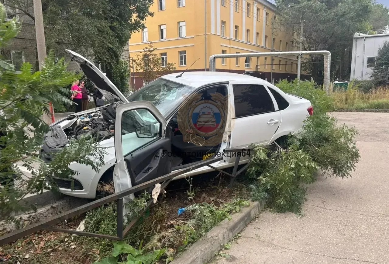У саратовского сквера «Гранта» снесла ограждение: двое в больнице