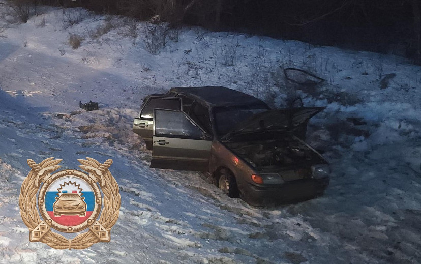 Под Энгельсом молодой водитель вылетел с трассы и покалечил пассажира