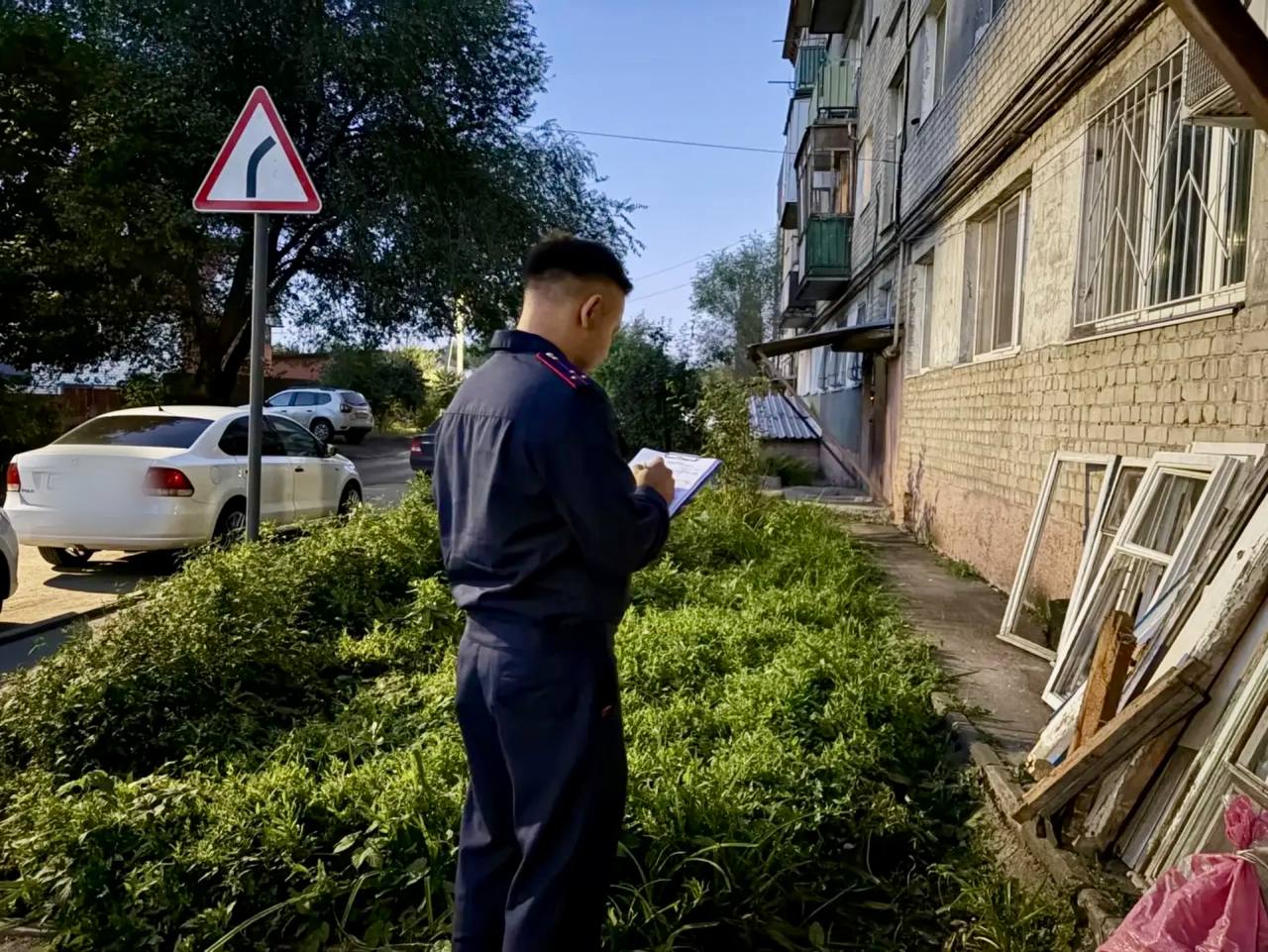 В Саратове 2-летний мальчик выпал из окна с третьего этажа