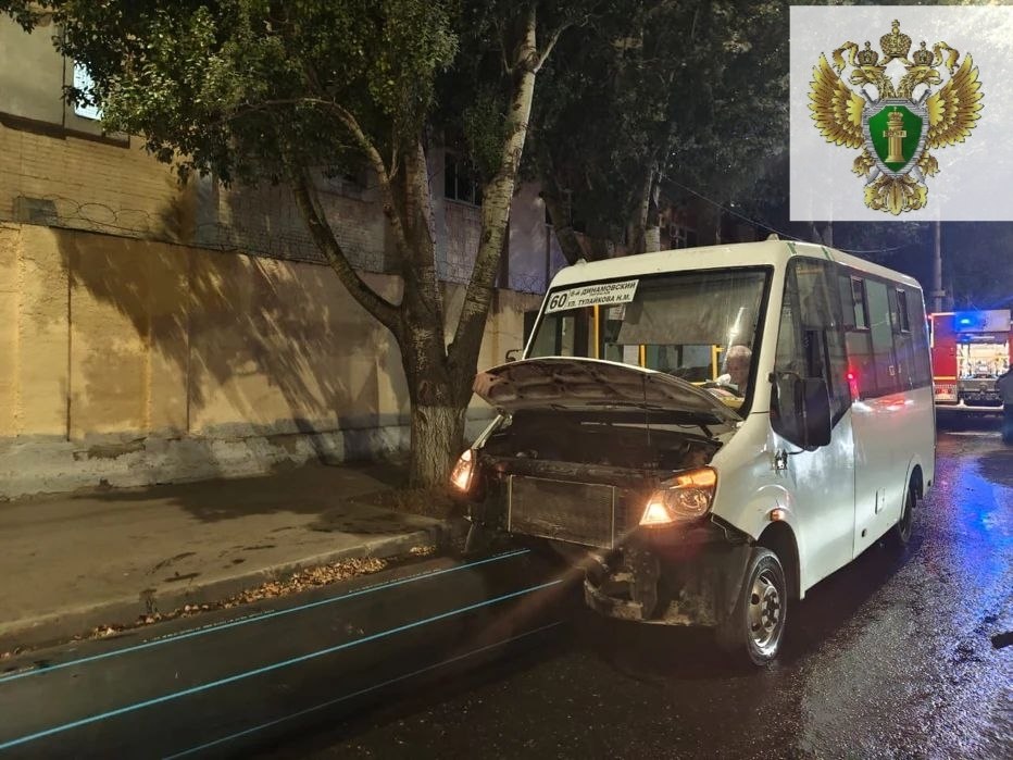 В Саратове двое детей пострадали во врезавшейся в трубу маршрутке В Саратове двое детей пострадали во врезавшейся в трубу маршрутке