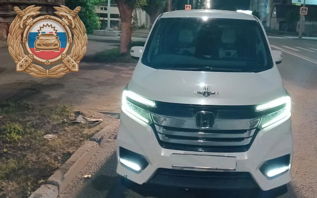 Женщина попала под колёса минивэна в Саратове